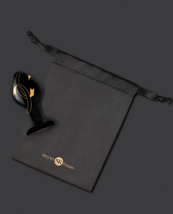 Secret Kisses 3.5" Handblown Glass Plug - Black/Gold - Image 4