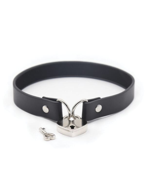 Plesur PVC Collar w/Heart Lock - Black
