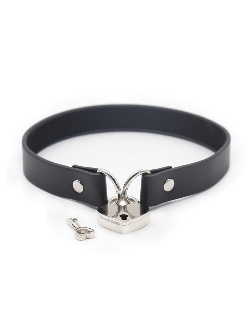 Plesur PVC Collar w/Heart Lock - Black