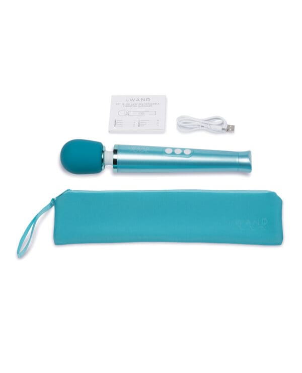 Le Wand Dive Submersible & Rechargeable Vibrating Massager - Blue - Image 5